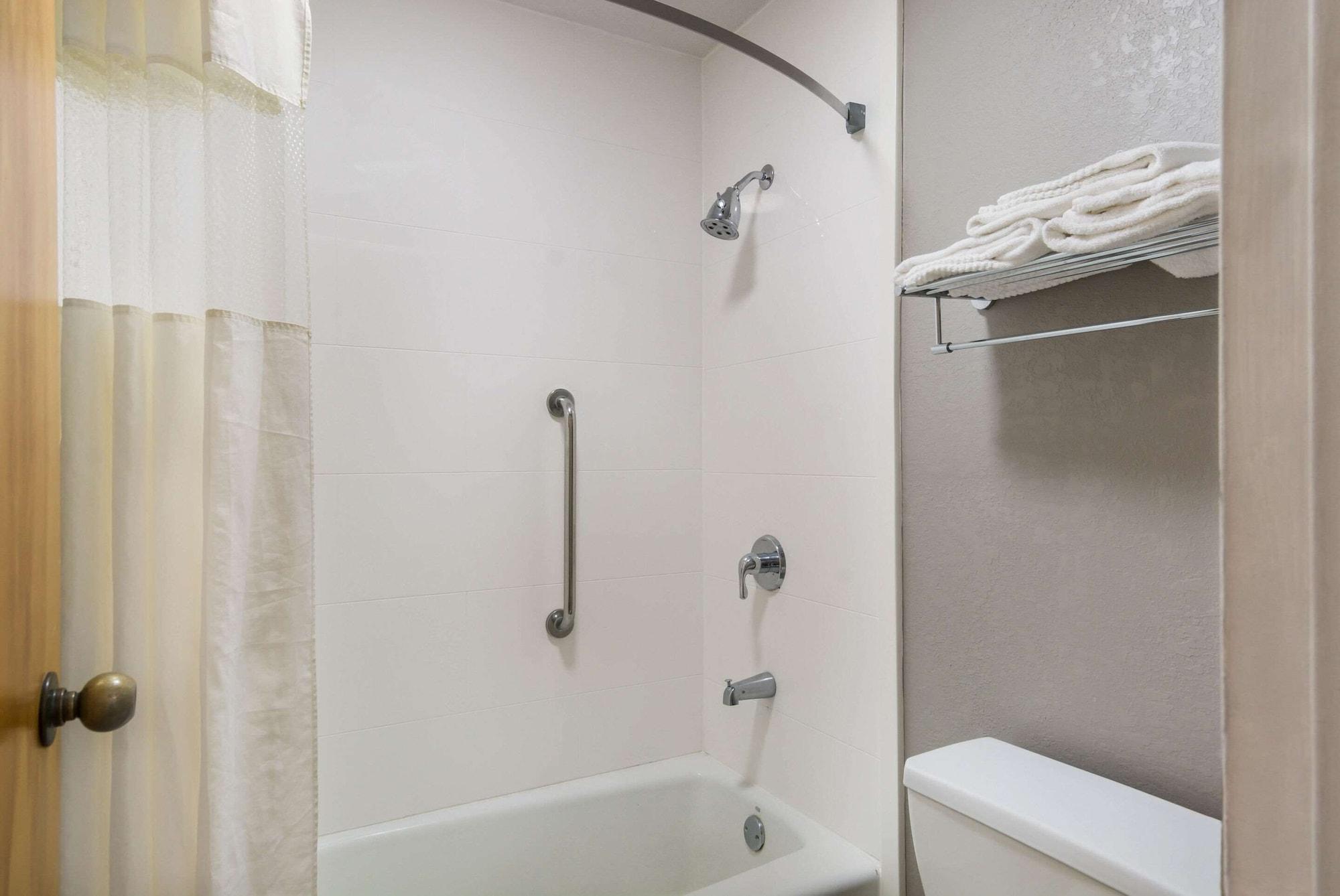 Quality Inn เอ็มโพเรีย ภายนอก รูปภาพ