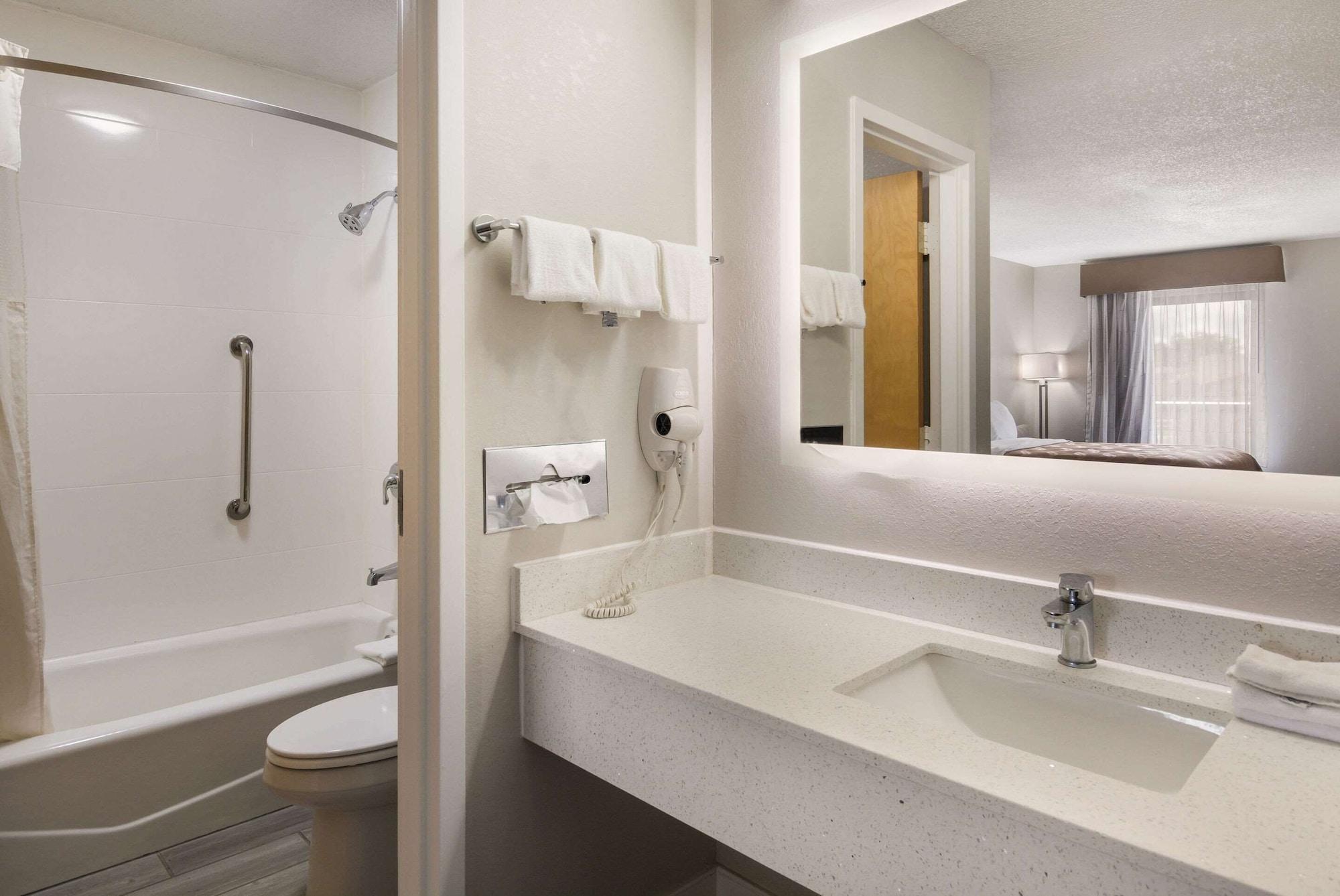 Quality Inn เอ็มโพเรีย ภายนอก รูปภาพ