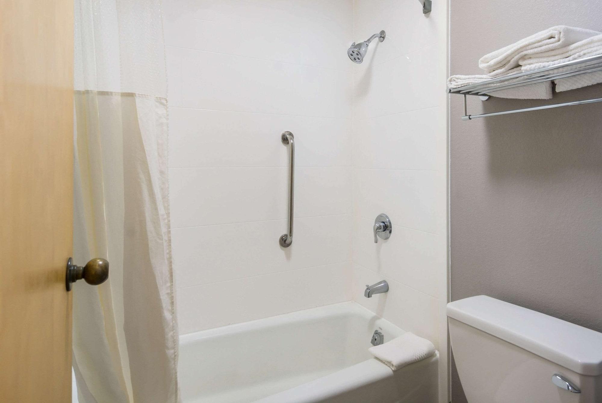 Quality Inn เอ็มโพเรีย ภายนอก รูปภาพ