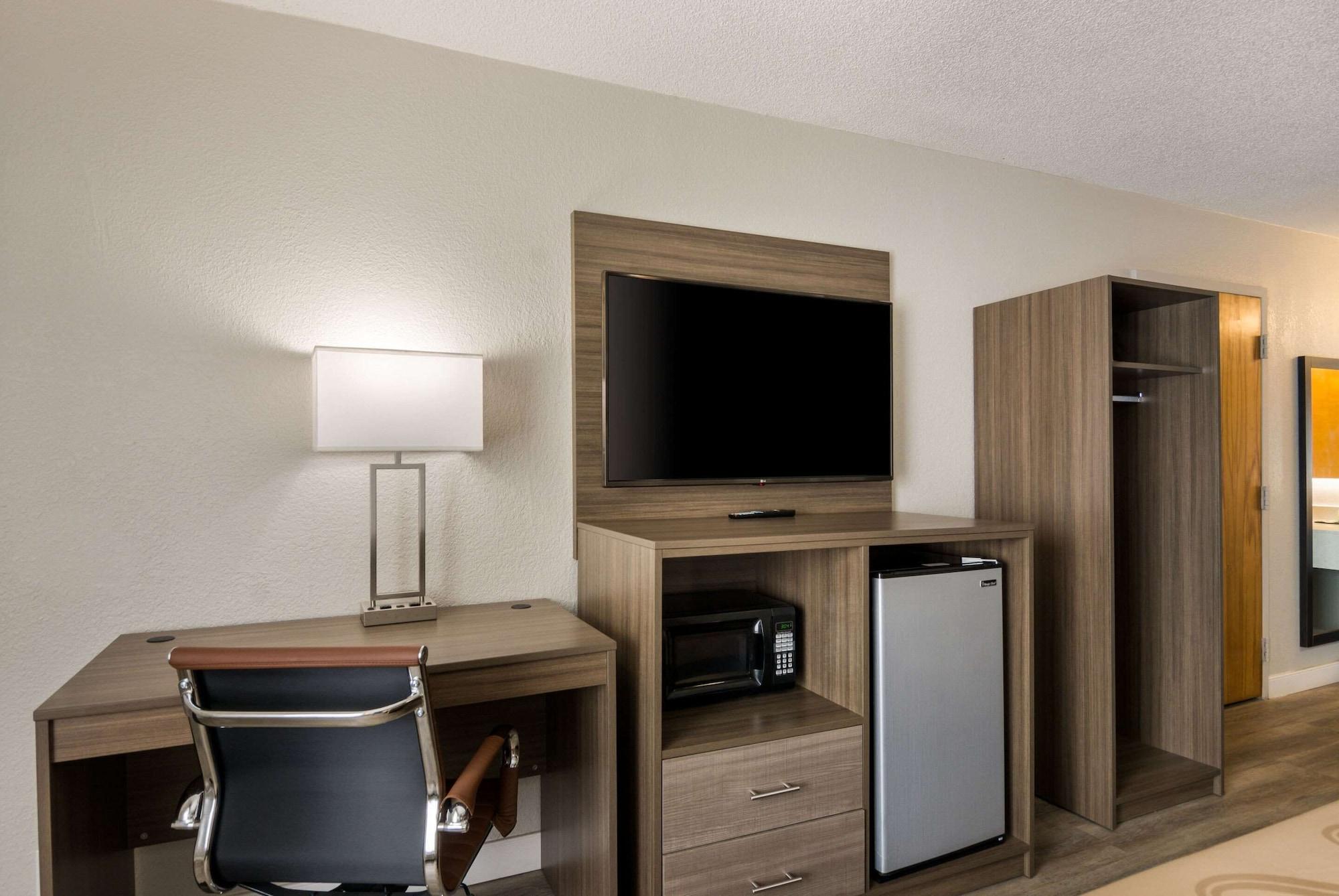 Quality Inn เอ็มโพเรีย ภายนอก รูปภาพ